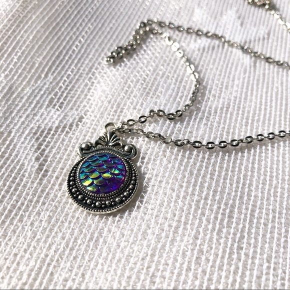 Mermaid Scales Necklace Iridescent Blue Green - Picture 4 of 4